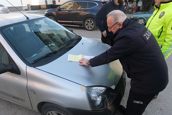 Sapanca’da ters yöne park eden arabalara cezai işlem uygulandı