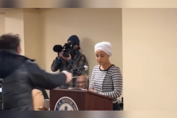ABD Kongre üyesi Ilhan Omar, bilinmeyen bir sıvıyla saldırıya uğradı