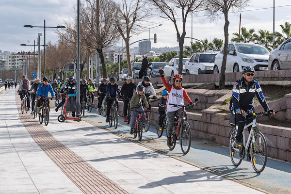 İzmir’de pedallar, görme engellilerin kitaplara erişimi için çevrildi