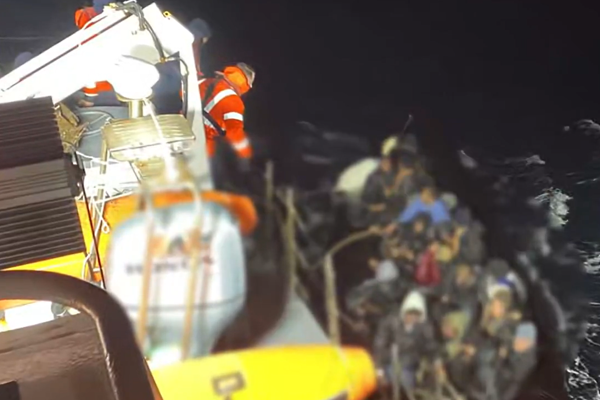 İzmir açıklarında göçmen botu yarı batık halde bulundu