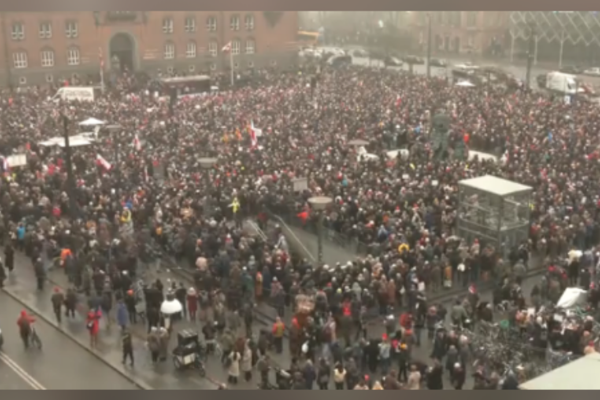 Danimarka’da binlerce kişi Trump’ın Grönland’ı ele geçirme tehditlerini protesto etti