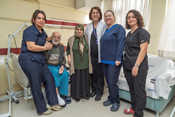 İzmir’de 83 yaşındaki hasta 90 günlük tedaviyle sağlığına kavuştu