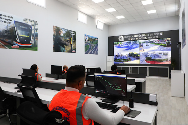 Antalya’da trafik akışı 104 sinyalize kavşaktan takip ediliyor