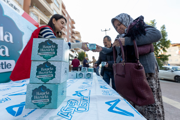 Mersin’de 15 bin kandil simidi dağıtıldı