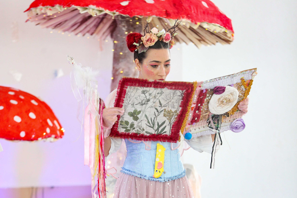 Aliağa Belediyesi Orman Tiyatrosu’nun ilk oyunu sahnede