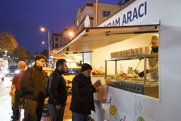 Buca’da vatandaşlara sıcak çorba ikramı başladı