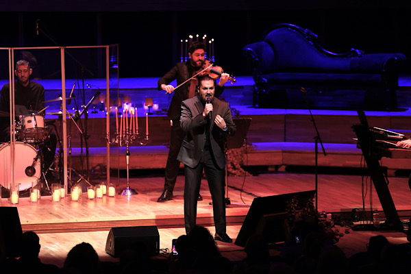 İzmir’de Levent Gündüz, 30. sanat yılına özel konser verdi