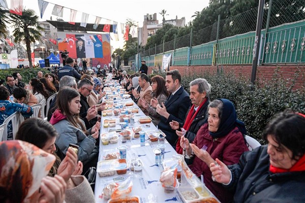 Büyükşehir iftar sofrasını Karşıyaka’da kurdu