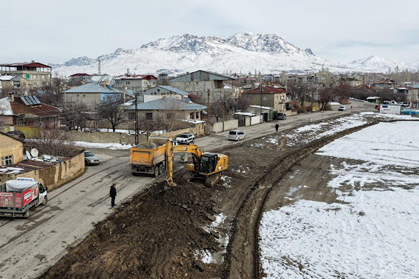 Van’da yol genişletme çalışmaları devam ediyor