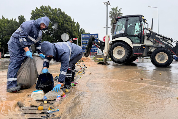 Antalya’da yağış ve rüzgara karşı saha çalışması yürütüldü