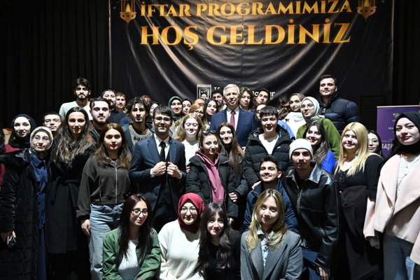 Başkan Yavaş, ilk iftarını öğrencilerle yaptı