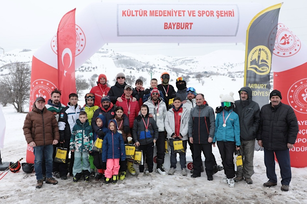 Bayburt’ta kurtuluş kayak kupası düzenlendi