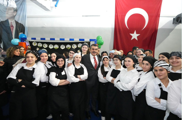 Bakan Tekin, öğrenci ve öğretmenlerle iftar yaptı