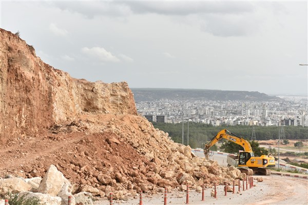 Kepez’de heyelan riskine müdahale