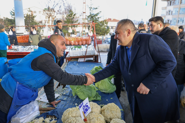 Başkan Özarslan, Ufuktepe Semt Pazarı’nı ziyaret etti