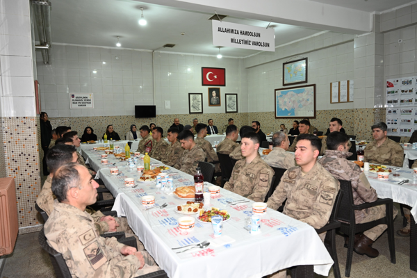 Vali Canalp, askeri personelle iftar yaptı