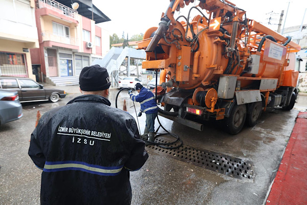 İzmir’de kuvvetli yağış ve fırtınaya karşı saha önlemleri artırıldı