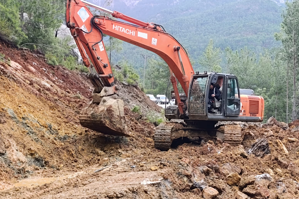 Alanya’da kapanan yollar için ekipler sahada