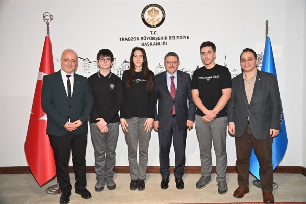 Trabzon Merkez Fen Lisesi öğretmenleri ve öğrencileri Başkan Genç’i ziyaret etti