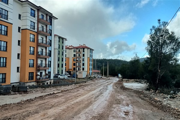 Akçaova’da 1,1 kilometrelik yol yatırımı başladı