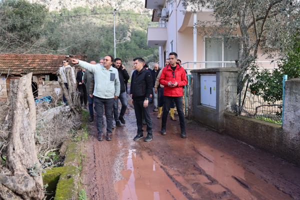 Başkan Ünlü, selden etkilenen mahallelerde incelemelerde bulundu