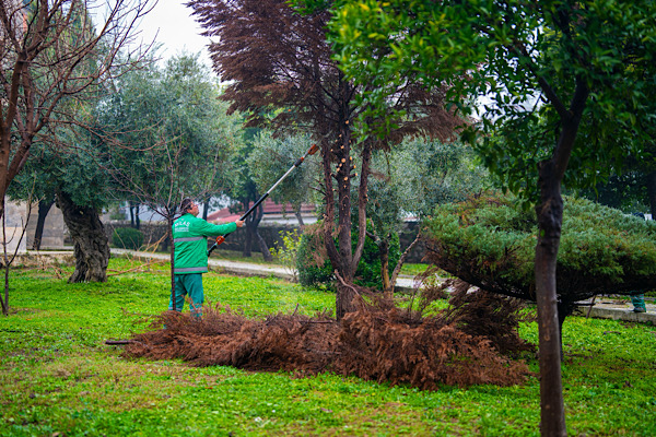 Milas’ta Ramazan ayı öncesinde cami avluları temizlendi