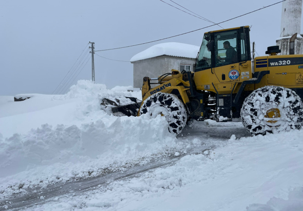 Trabzon’da karla mücadele çalışmaları sürüyor