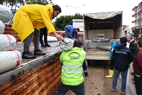 Antalya’da hortum ve fırtınadan zarar gören üreticiye destek