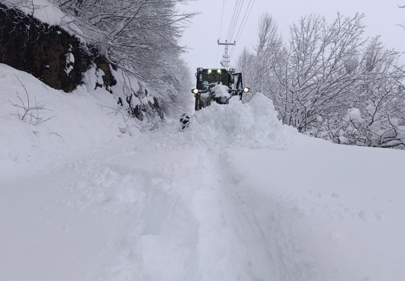 Büyükşehir ekipleri, karla mücadele çalışmalarına devam ediyor