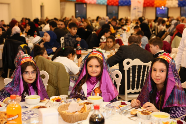 Esenler’de çocuklar ilk oruç heyecanını aynı sofrada paylaştı