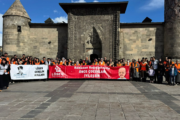LÖSEV gençlerinden Erzurum’da ve Erzincan’da farkındalık etkinliği