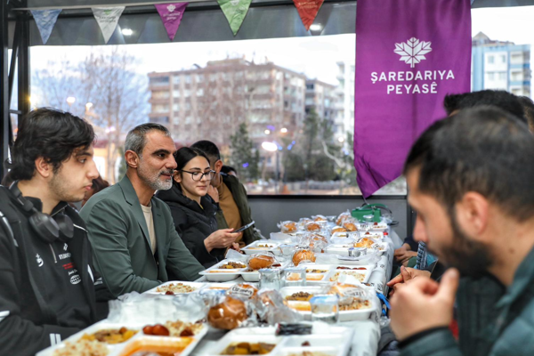 Eş Başkanlar Sincar ve Dündar, vatandaşlarla orucunu açtı