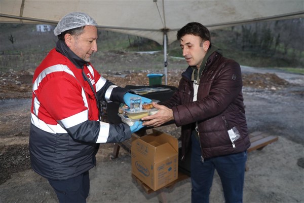 Büyükşehirden yolda olanlara iftariyelik ikramı