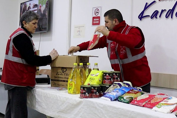 İzmit’te gıda kolileri ihtiyaç sahiplerine ulaştırılıyor