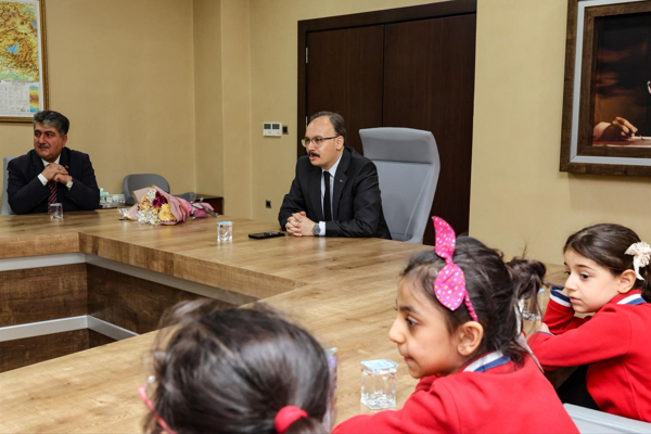 Vali Kızılkaya, öğrencilerle bir araya geldi