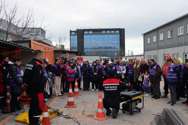 Maltepeli kadınlar afetlere müdahaleyi uygulamalı öğrendi