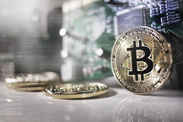 Bitcoin 14 ayın en düşük seviyesine geriledi