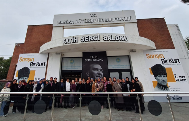Manisa’da kadınlar, “Sarışın Bir Kurt” segisini ziyaret etti