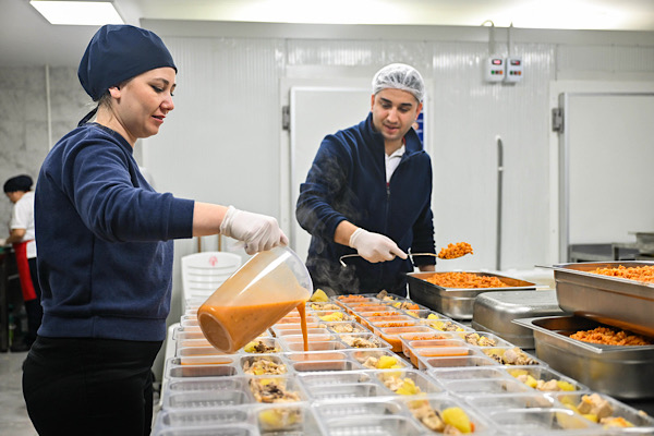 Bornova’da Kent Lokantası’nda “Askıda Yemek” uygulaması başladı