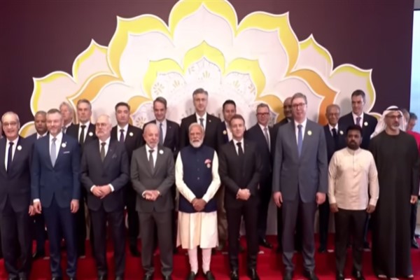 Macron Hindistan’da AB’nin yapay zeka kurallarını savundu