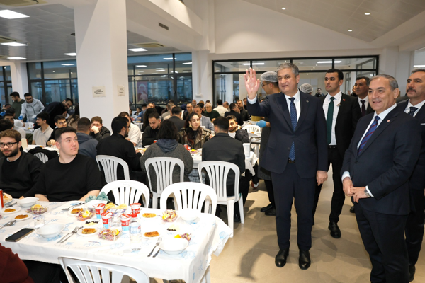 Vali Yavuz, üniversite öğrencileriyle iftarda buluştu