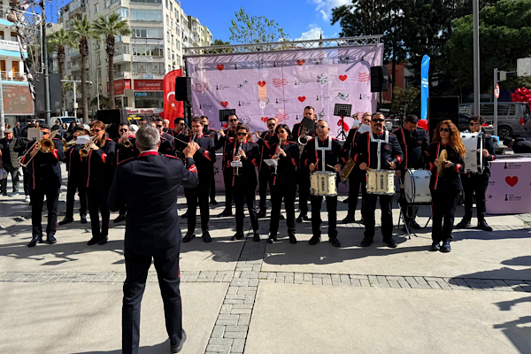İzmir’de Sevgililer Günü  “Aşkın Melodileri” etkinliği ile kutlandı