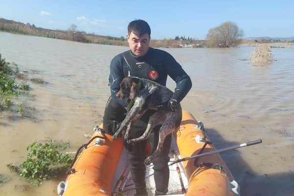 İzmir’de ekipler tarafından su baskınlarına müdahale edildi