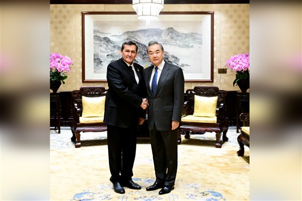 Dışişleri Bakanı Wang, Türkmen mevkidaşı Meredov ile görüştü