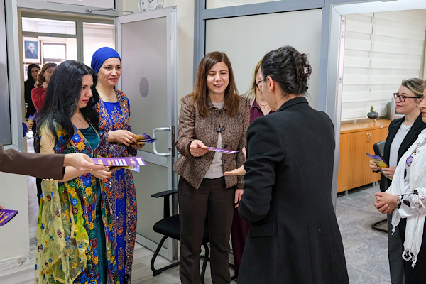 Eşbaşkan Bucak kadın personeli ziyaret etti