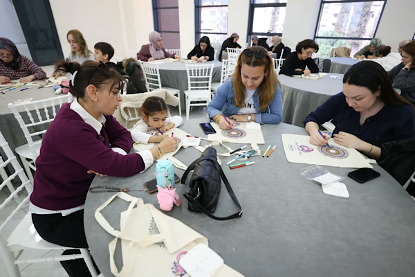 Derince’de üreten kadınlara özel mandala çanta boyama etkinliği