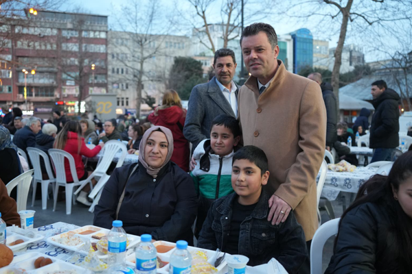 Cumhuriyet Meydanı’nda iftar programı düzenlendi