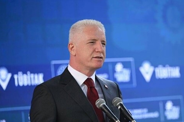 İstanbul Valisi Gül, “Lale Zamansız Akış” sergisini ziyaret etti