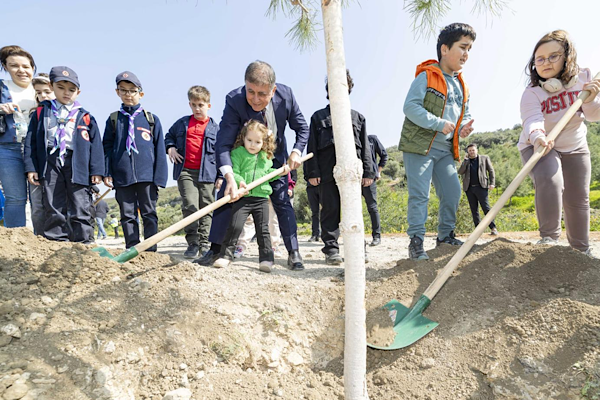 İzmir Çocuk Meclisi’nin kararıyla Evka-3 Şeytan Deresi 400 fidanla yeşillendi