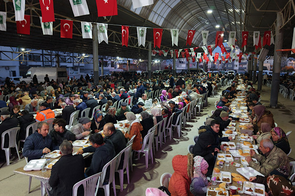Osmaniye Salı Kapalı Semt Pazarı’nda binlerce kişi iftar sofrasında buluştu